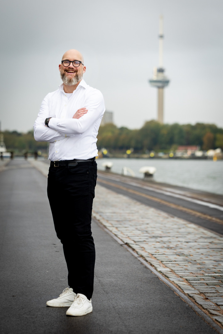 Portret van Bas van Kooperen